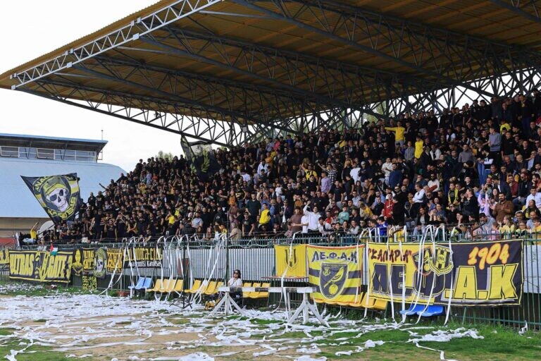 Το σύνθημα το έδωσε η ζεστή γωνία της εξέδρας