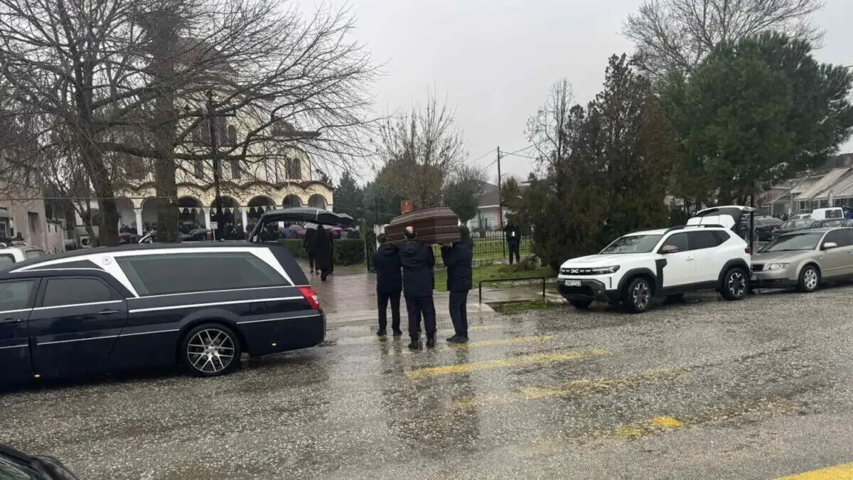 Τραγωδία στο εργοστάσιο Βιολάντα: Θρήνος στην κηδεία της 47χρονης Σταυρούλας Μπουκουβάλα στο Προάστιο Καρδίτσας