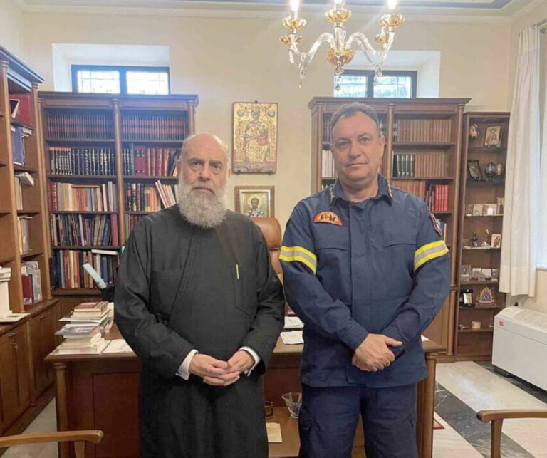 Ο νέος  Διοικητής  Πυροσβεστικών Υπηρεσιών στον Σεβασμιώτατο κ. Τιμόθεο