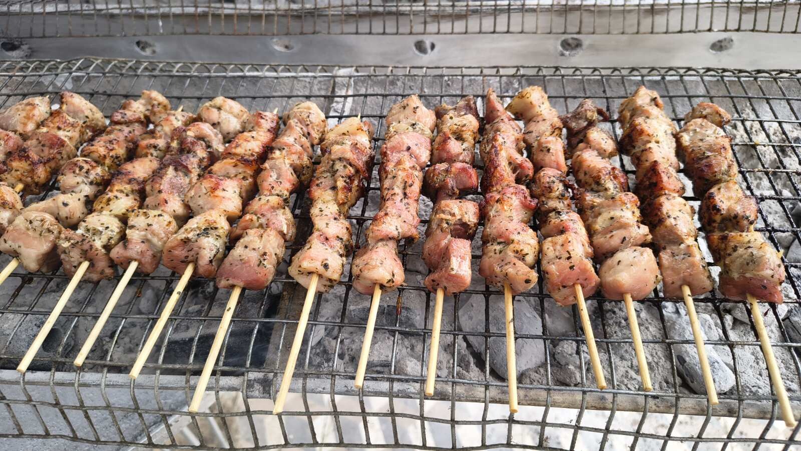 Τσικνοπέμπτη «φωτιά» στην Καρδίτσα: Στις επάλξεις η εστίαση με ποιότητα και χιλιάδες σουβλάκια! και Οι ψησταριές πήραν φωτιά!