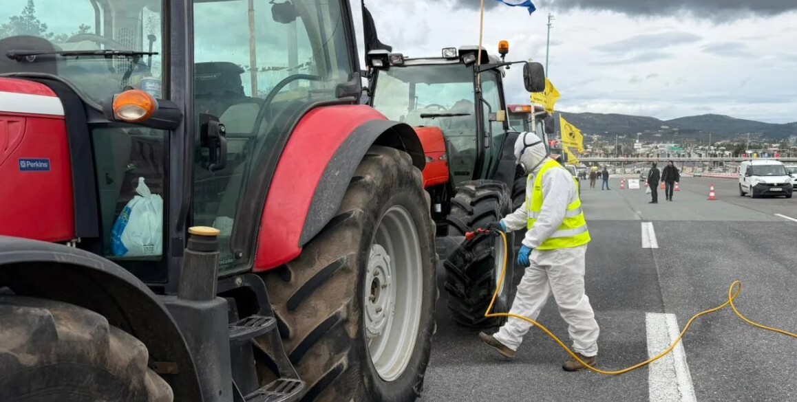 Συγκεντρώνονται τα τρακτέρ στα διόδια για να ξεκινήσουν για το Σύνταγμα
