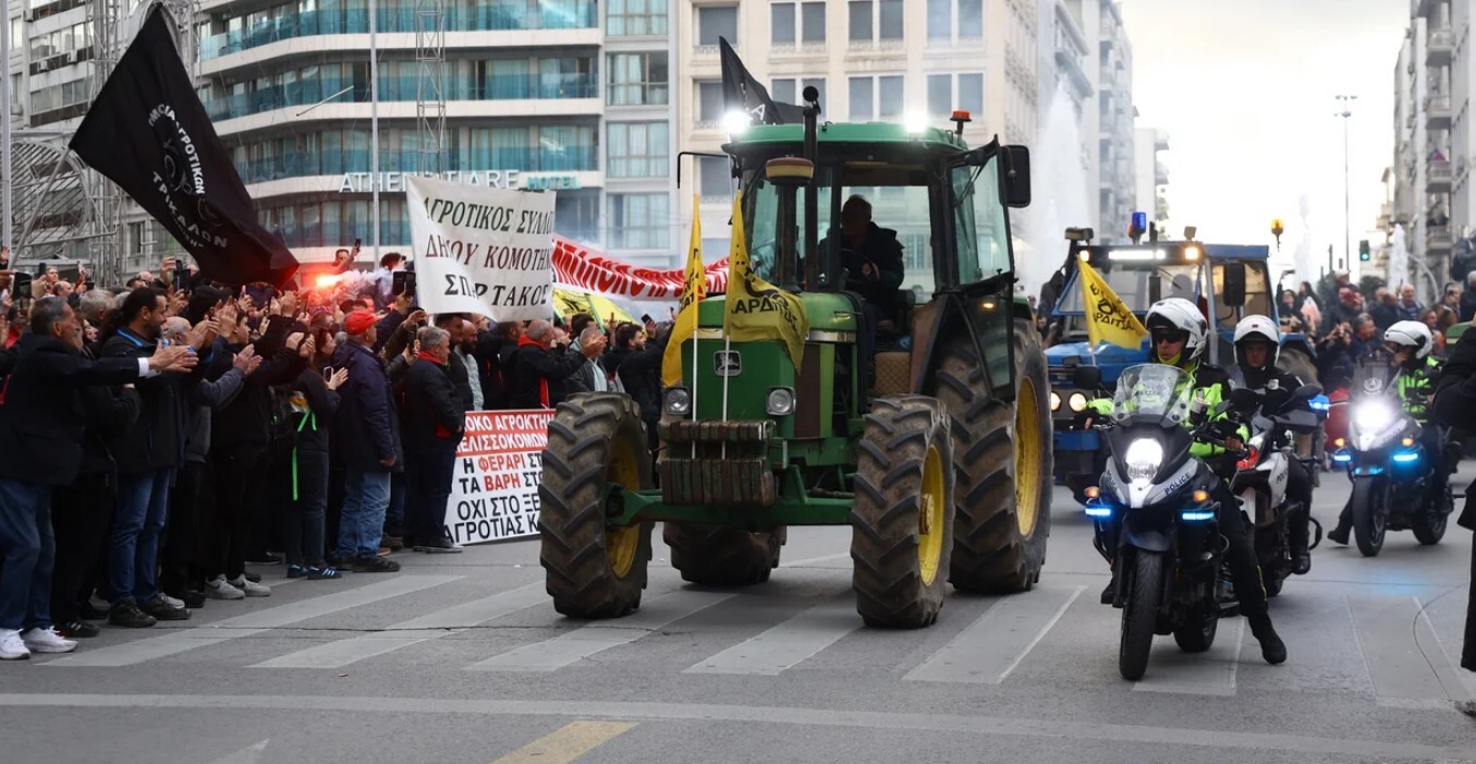 Έξω από τη Βουλή έφτασαν τα τρακτέρ