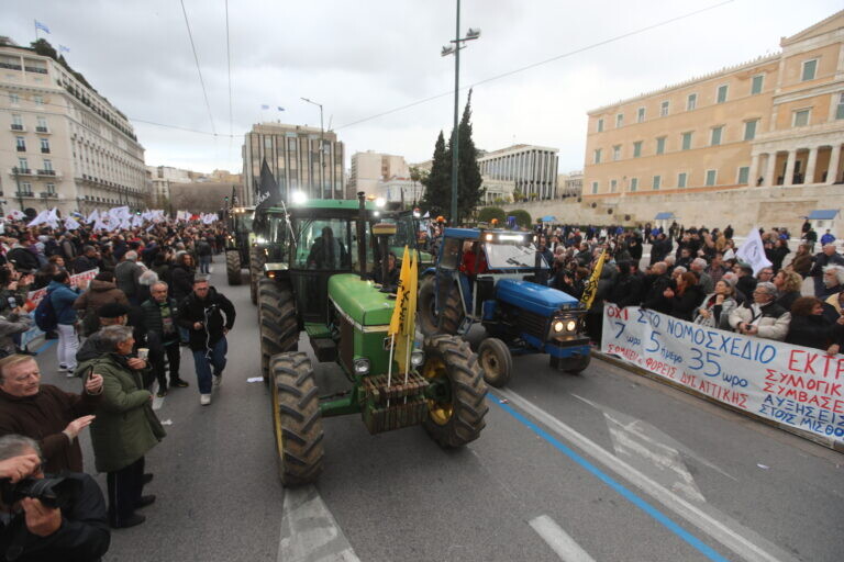 Στο Σύνταγμα τα τρακτέρ, στην Αθήνα χτυπά η καρδιά της αγροτιάς (ΦΩΤΟ)