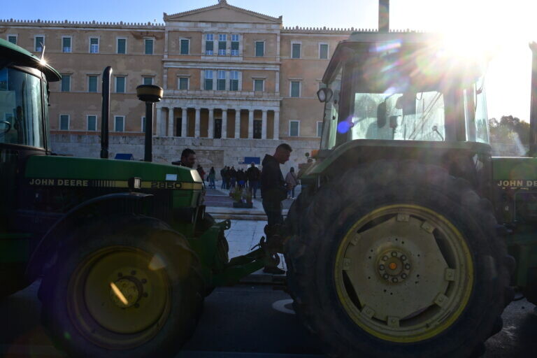 Διανυκτέρευσαν στο Σύνταγμα οι αγρότες, νέα κινητοποίηση πριν επιστρέψουν σήμερα στα χωριά (ΦΩΤΟ)