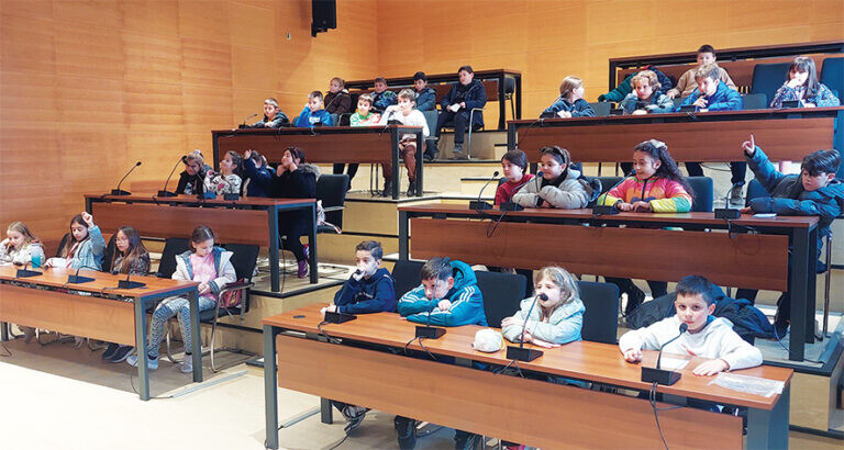 Μικροί δημότες στο Δημαρχείο Καρδίτσας