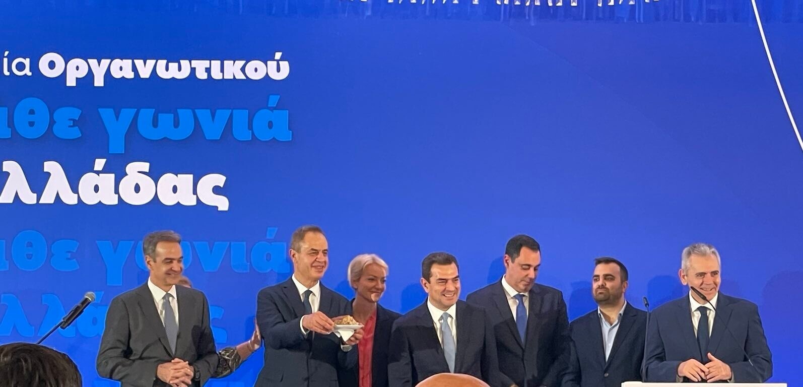 ΦΩΤΟΡΕΠΟΡΤΑΖ. Η κοπή πίτας της Γραμματείας Οργανωτικού της ΝΔ: Σύνθημα νίκης για το 2027 και δυναμικό “παρών” από την Καρδίτσα