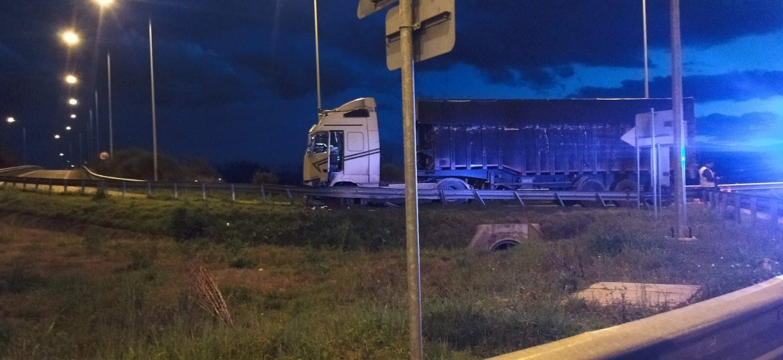 Νταλίκα έπεσε στα κιγκλιδώματα της Ε 65 στη είσοδο για Αθήνα