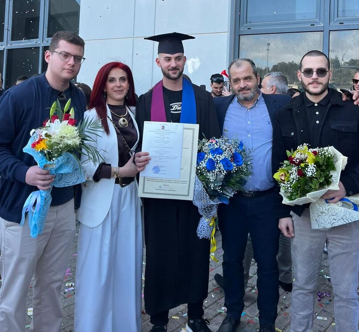 «Μια Οικογενειακή Χαρά που μας Γεμίζει Περηφάνεια: Το Πτυχίο του Ανέστη και η Δικαίωση του Κωνσταντίνου»