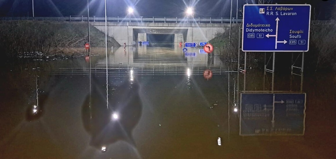 Μάχη στον Έβρο για να μην πλημμυρίσουν τα Λάβαρα, το νερό έχει φτάσει στα έξι μέτρα