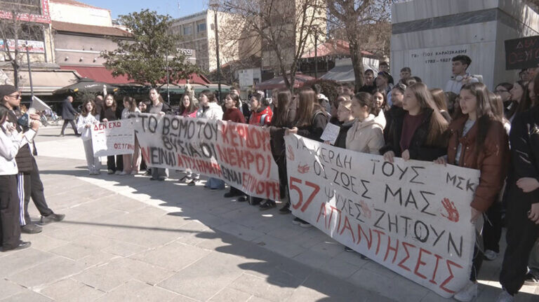 Μαθητική συγκέντρωση στην πλατεία της Καρδίτσας για τα Τέμπη