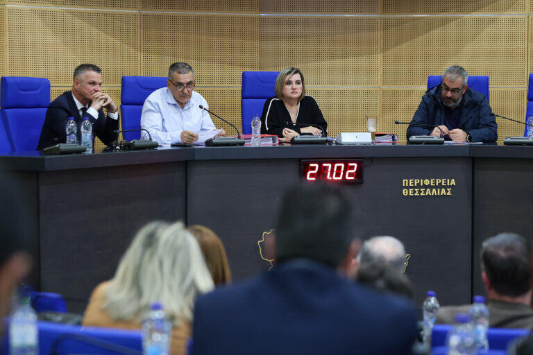 Τρισάγιο για τα θύματα των Τεμπών και της Βιολάντα στο Περιφερειακό Συμβούλιο Θεσσαλίας