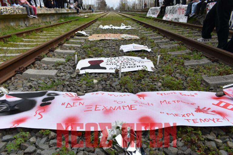 Τέμπη: Συγκίνηση στον σταθμό του ΟΣΕ στην Καρδίτσα (ΦΩΤΟ & ΒΙΝΤΕΟ)