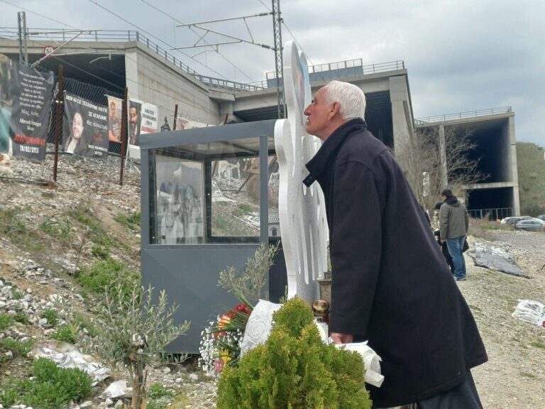 Βουβός πόνος και θλίψη από τους συγγενείς σήμερα τρία χρόνια μετά στον τόπο της τραγωδίας των Τεμπών (ΦΩΤΟ+video)