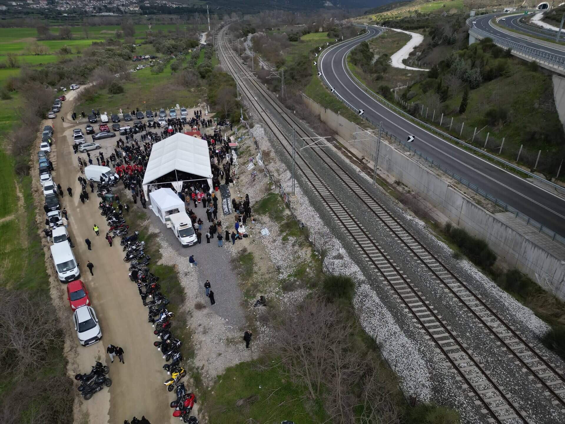  Ο Περιφερειάρχης Δημ. Κουρέτας στο μνημόσυνο των Τεμπών Δίπλα στους συγγενείς των θυμάτων τους οποίους θαυμάζω για τη δύναμη που έχουν και τη μεταδίδουν σε όλους μας