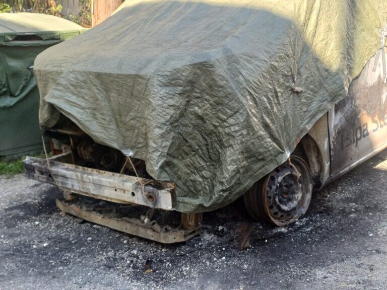 Εμπρηστική επίθεση σε βάρος Λαρισαίας επιχειρηματία - Από τη σπασμένη τζαμαρία… στο καμένο αυτοκίνητο (ΦΩΤΟ)