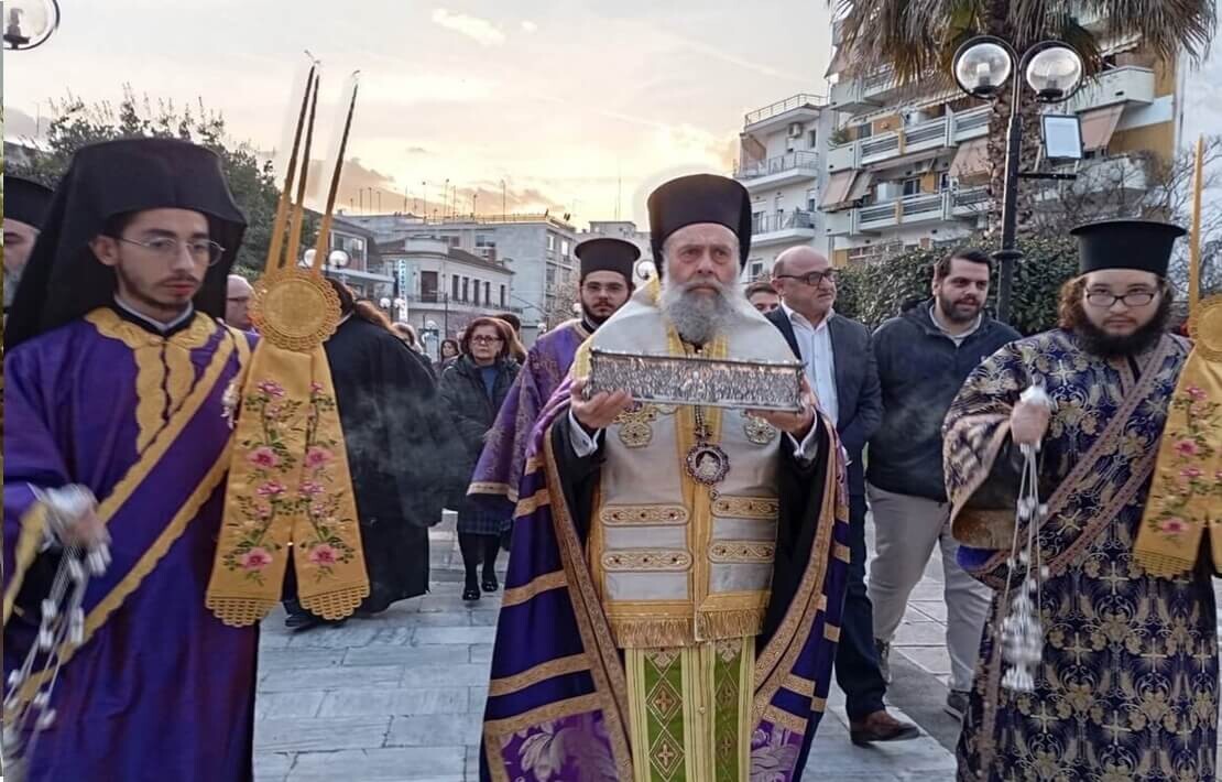 Με λαμπρότητα η υποδοχή της θαυματουργού δεξιάς χειρός του Αγίου Σπυρίδωνος στην Καρδίτσα