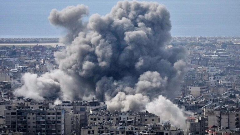 «Δεν παραδινόμαστε» το μήνυμα Ιράν σε Τραμπ: Μπαράζ εκρήξεων στην Τεχεράνη