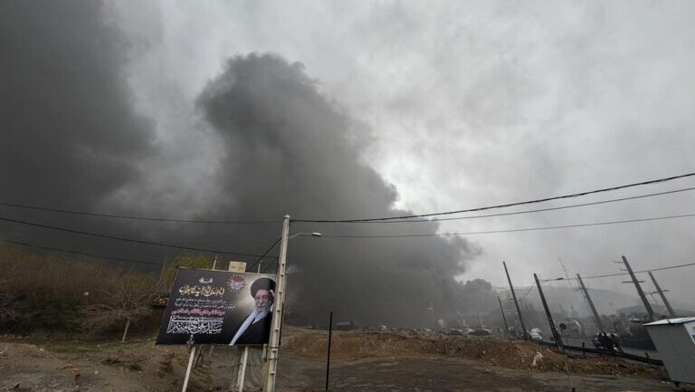 Εξελέγη ο νέος ανώτατος ηγέτης του Ιράν: «Θα τον καταδιώξουμε» απειλεί το Ισραήλ