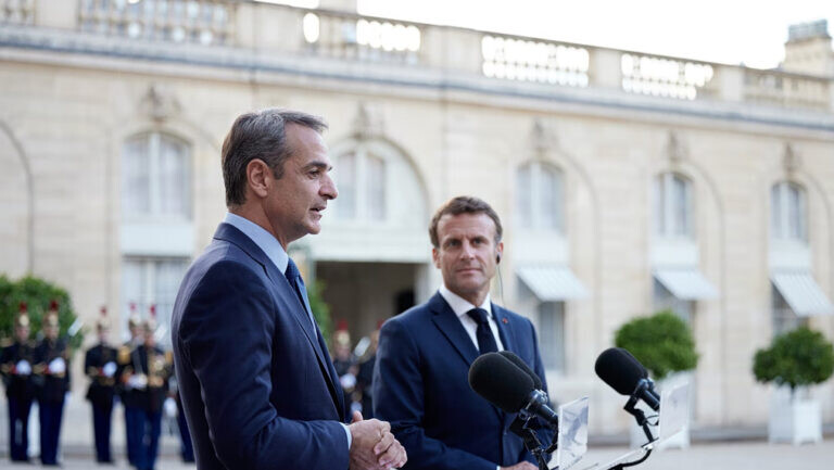 Μητσοτάκης και Μακρόν μεταβαίνουν στην Πάφο – Η τριμερής στην Κύπρο, η τουρκική αντίδραση