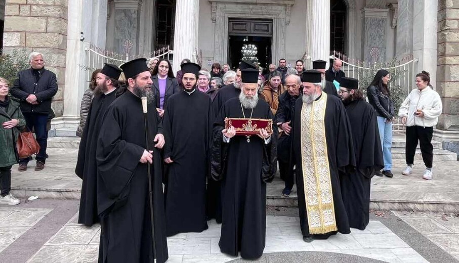 Με συγκίνηση η αναχώρηση της τιμίας χειρός του Αγίου Σπυρίδωνος