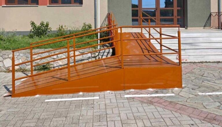 Προσβάσιμες υποδομές για ΑμεΑ σε 32 σχολικά κτίρια προωθεί ο Δήμος Καρδίτσας