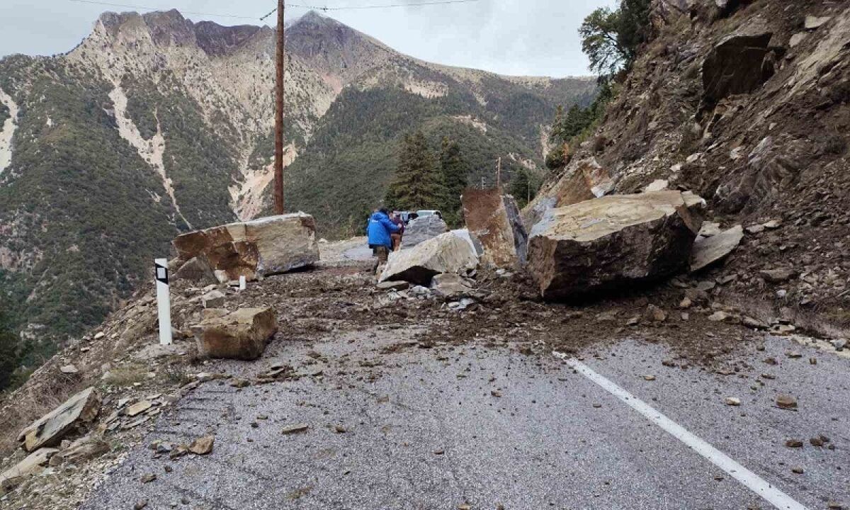 Σεισμός στην Αργιθέα: Διακοπές ρεύματος σε οκτώ οικισμούς - Ζημιές στο οδικό δίκτυο (video)