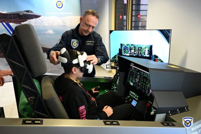 Εξομοιωτές πτήσης για  F-16 και F-35 στο δημαρχείο Καρδίτσας