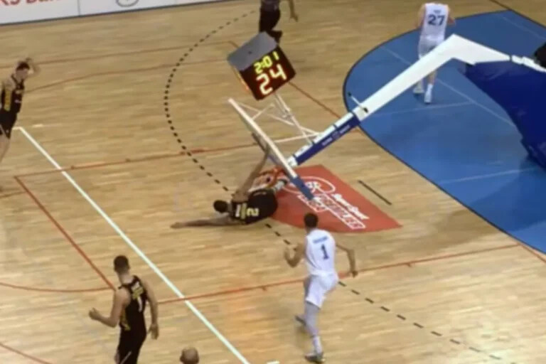 Πρώην παίκτης τoυ ΑΣΚ κάρφωσε και καταπλακώθηκε από την μπασκέτα (ΒΙΝΤΕΟ)