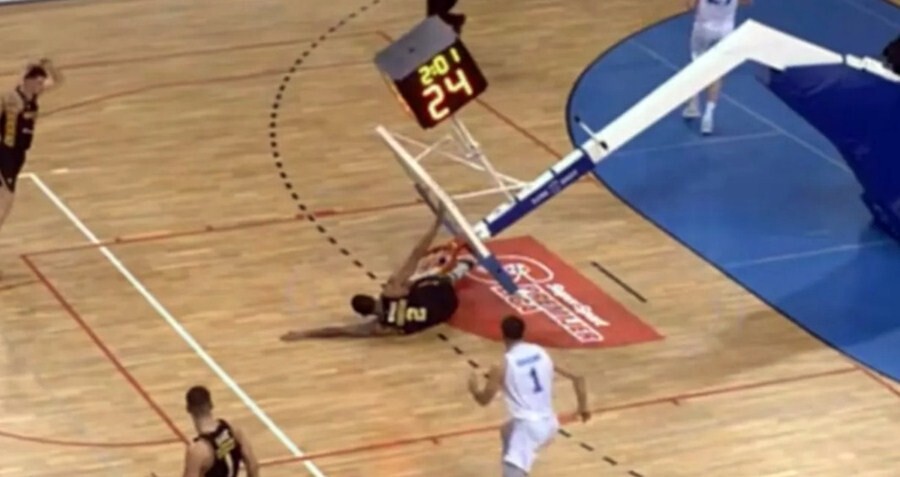 Απίστευτο: Πρώην παίκτης της Καρδίτσας κάρφωσε και καταπλακώθηκε από την μπασκέτα