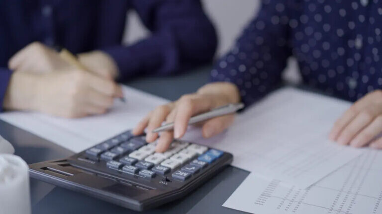 Η κυβέρνηση ενεργοποιεί 4 μειώσεις φόρων τις επόμενες ημέρες: Τι αλλάζει σε ΕΝΦΙΑ και νέες δηλώσεις εισοδήματος