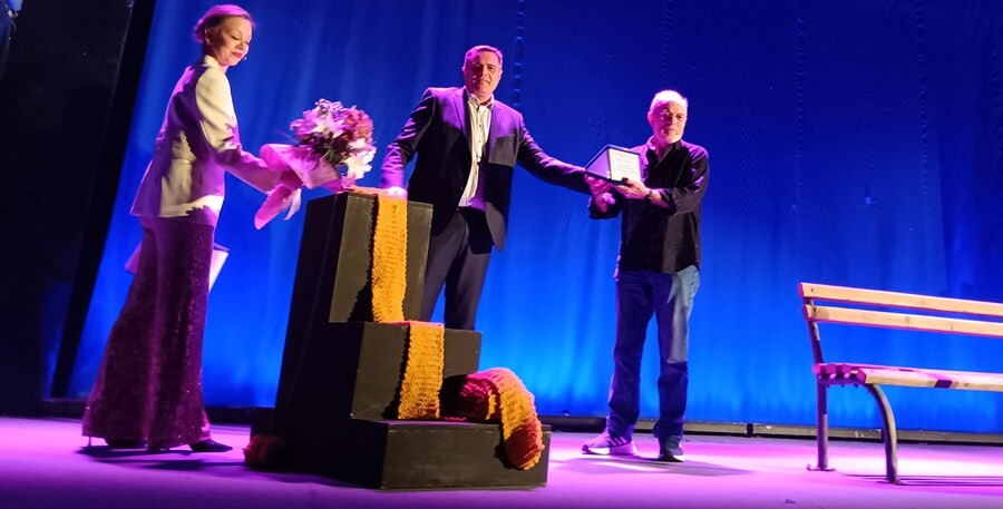 Τον διακεκριμένο ζωγράφο Γιάννη Αντωνόπουλο τίμησε το 41ο Πανελλήνιο Φεστιβάλ Ερασιτεχνικού Θεάτρου Καρδίτσας