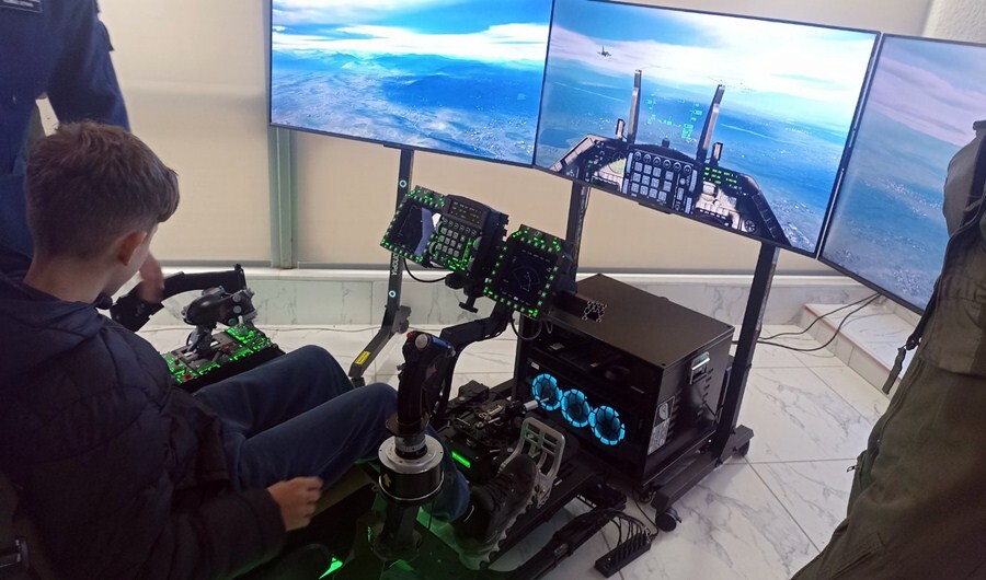 «Απογείωση» γνώσης και εμπειρίας στο Δημαρχείο Καρδίτσας με προσομοιωτές F-16 και F-35