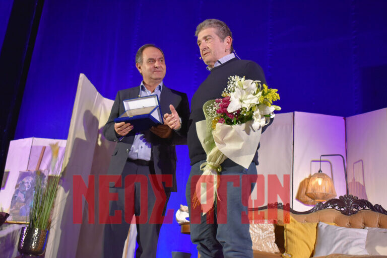 Ο Κώστας Βαρώτσος τιμήθηκε από το  Πανελλήνιο Φεστιβάλ Ερασιτεχνικού Θεάτρου (ΦΩΤΟ)