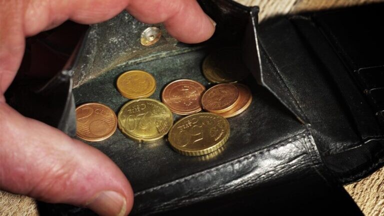 Ένας στους τρεις σε κίνδυνο φτώχειας