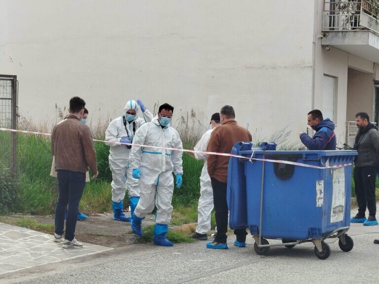 Κλιμάκιο της Εγκληματολογικής και ιατροδικαστής στο χώρο όπου βρέθηκε νεκρός ο τραγουδιστής