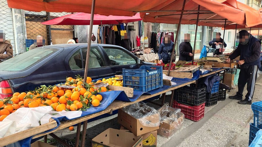 Καρδίτσα: Ηλικιωμένος μπήκε με ΙΧ στη λαϊκή αγορά και πήρε σβάρνα πάγκους