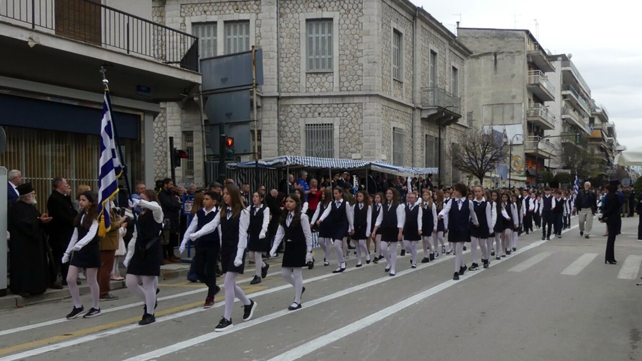 ΖΩΝΤΑΝΑ η Παρέλαση της 25ης Μαρτίου στην Καρδίτσα