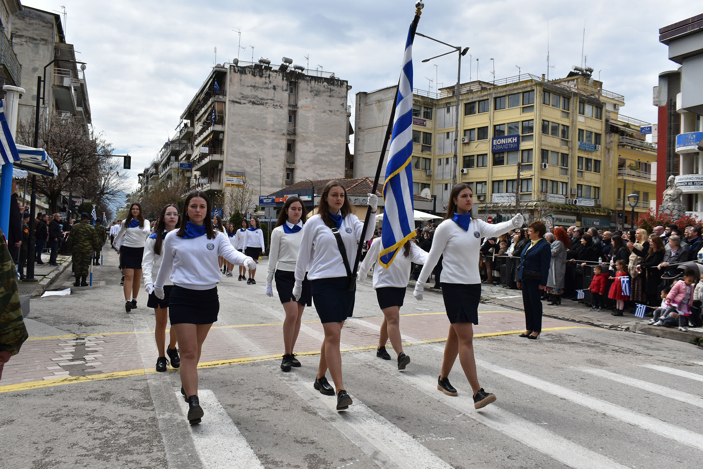 Μεγαλειώδης παρέλαση στην Καρδίτσα (ΦΩΤΟ - ΒΙΝΤΕΟ)