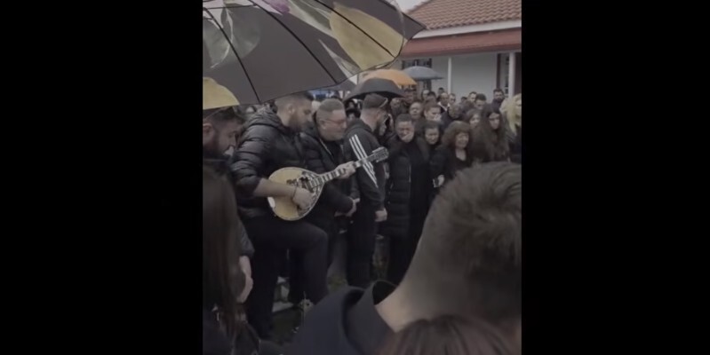 Με το «βρέχει φωτιά στην στράτα μου» αποχαιρέτησαν τον Γιώργο Τσιτόγλου