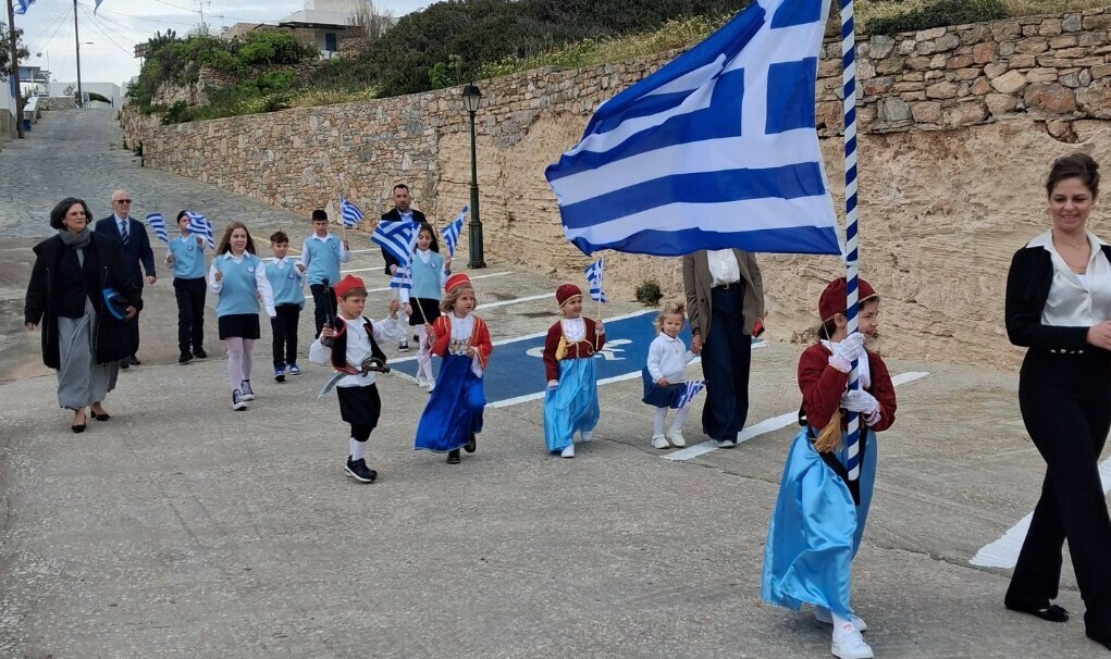 Ηρακλειά: Μαθητές από την Καρδίτσα έκαναν παρέλαση με τη μοναδική μαθήτρια του νησιού
