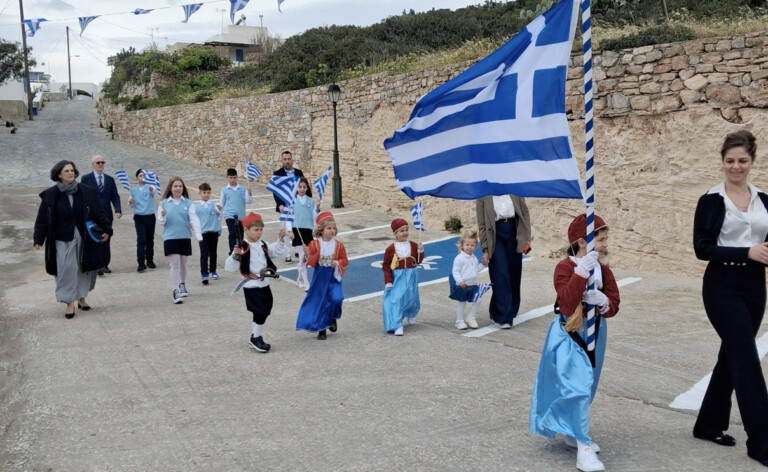Mαθητές από την Καρδίτσα έκαναν παρέλαση με τη μοναδική μαθήτρια στην Ηρακλειά Κυκλάδων
