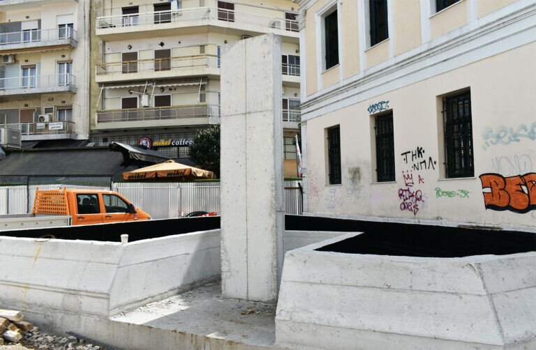 Τοποθετείται η βάση για τη στήλη του μνημείου στην πλατεία Δικαστηρίων