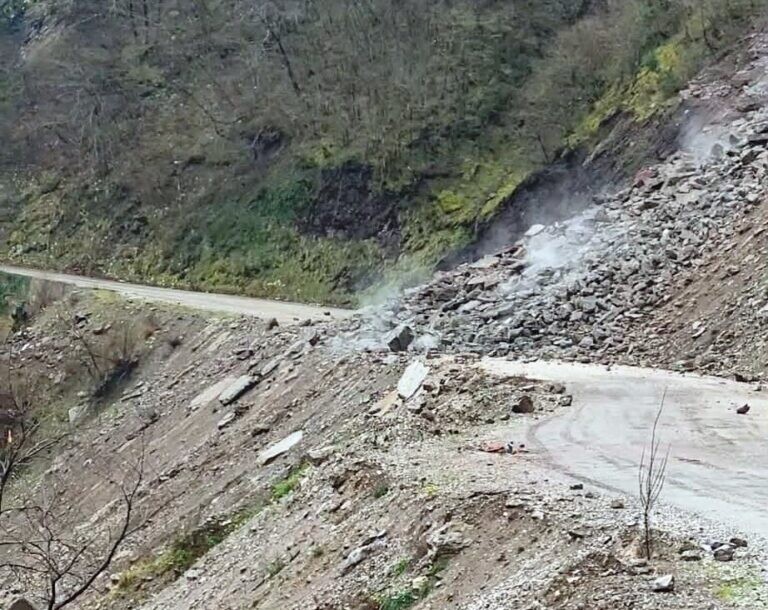 Κατολίσθηση στη Σκάλα έκλεισε τον κεντρικό δρόμο προς το Ανθηρό