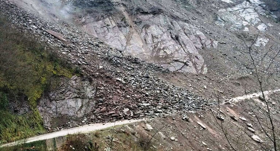 Κατολίσθηση έκλεισε τον κεντρικό δρόμο προς το Ανθηρό!