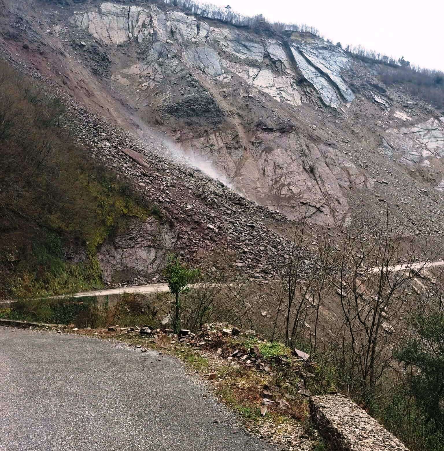 Κατολίσθηση έκλεισε τον κεντρικό δρόμο προς το Ανθηρό! Σε εξέλιξη το φαινόμενο παρακολουθείται από τεχνικά στελέχη του Δήμου Αργιθέας