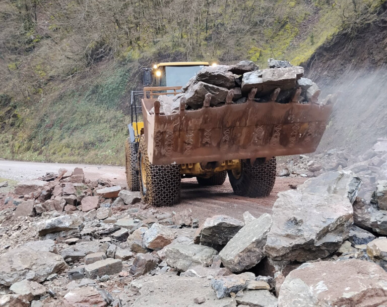 Άρχισε η διάνοιξη του δρόμου στη «Σκάλα» Ανθηρού μετά την μεγάλη κατολίσθηση (ΦΩΤΟ & ΒΙΝΤΕΟ)