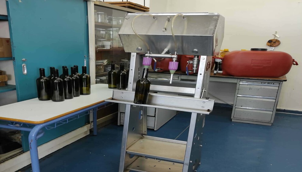 Εμφιάλωση κρασιού από τους μαθητές και τις μαθήτριες του 1ου ΕΠΑΛ Σοφάδων