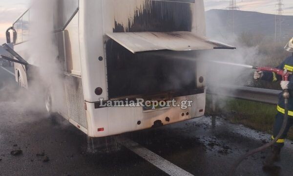 Φωτιά σε μηχανή λεωφορείου του υπεραστικού ΚΤΕΛ Καρδίτσας στο ύψος της Ξυνιάδας (ΦΩΤΟ)