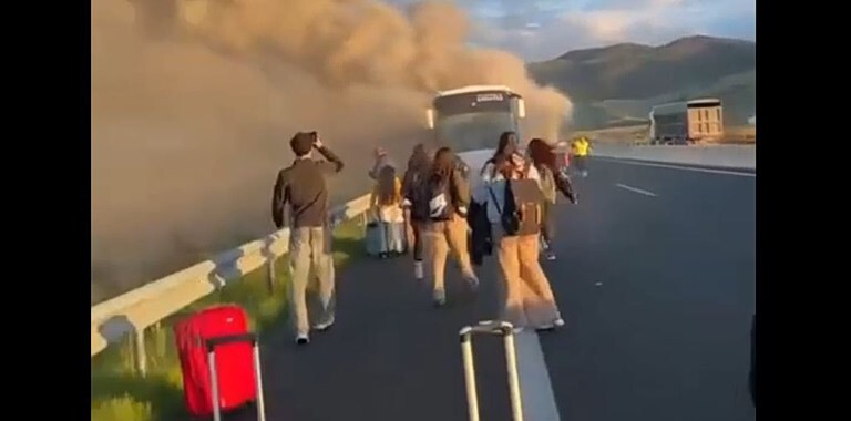 Καρδίτσα: Σκηνές πανικού σε λεωφορείο του ΚΤΕΛ γεμάτο επιβάτες που έπιασε φωτιά στην εθνική οδό