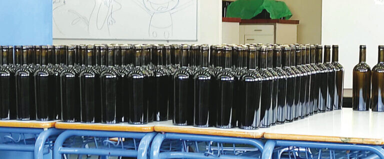 Οι μαθητές του 1ου ΕΠΑΛ Σοφάδων εμφιάλωσαν κρασί